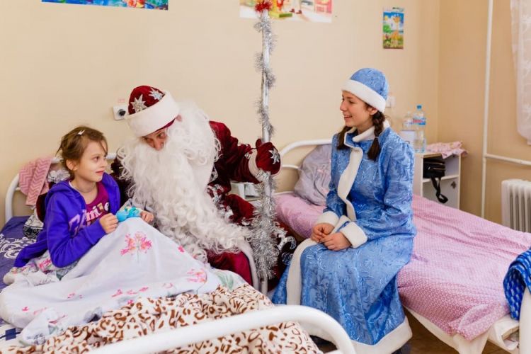Дед мороз в больнице у детей