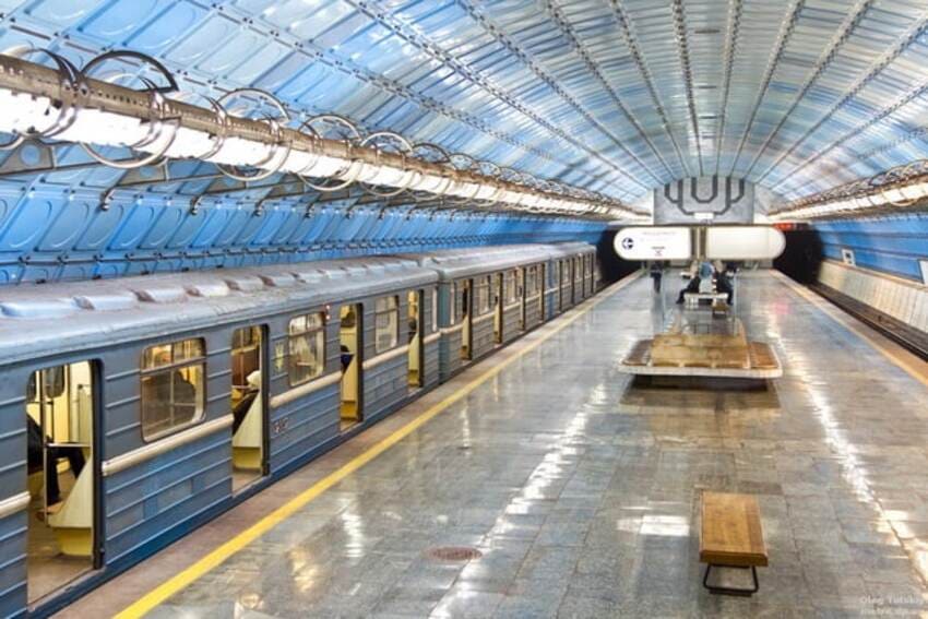 ПриватБанк та Mastercard запустили безконтактні оплати проїзду на всіх станціях Дніпровського метрополітену